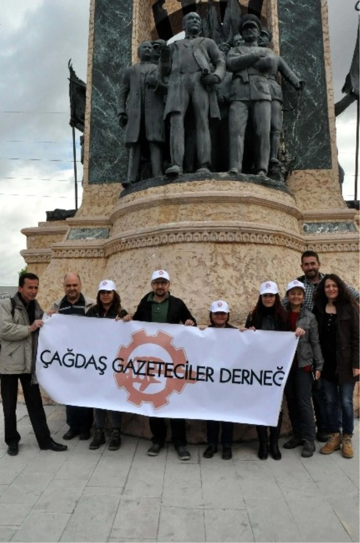 Bu Taksim\'de 1 Mayıs Coşkuyla Kutladı