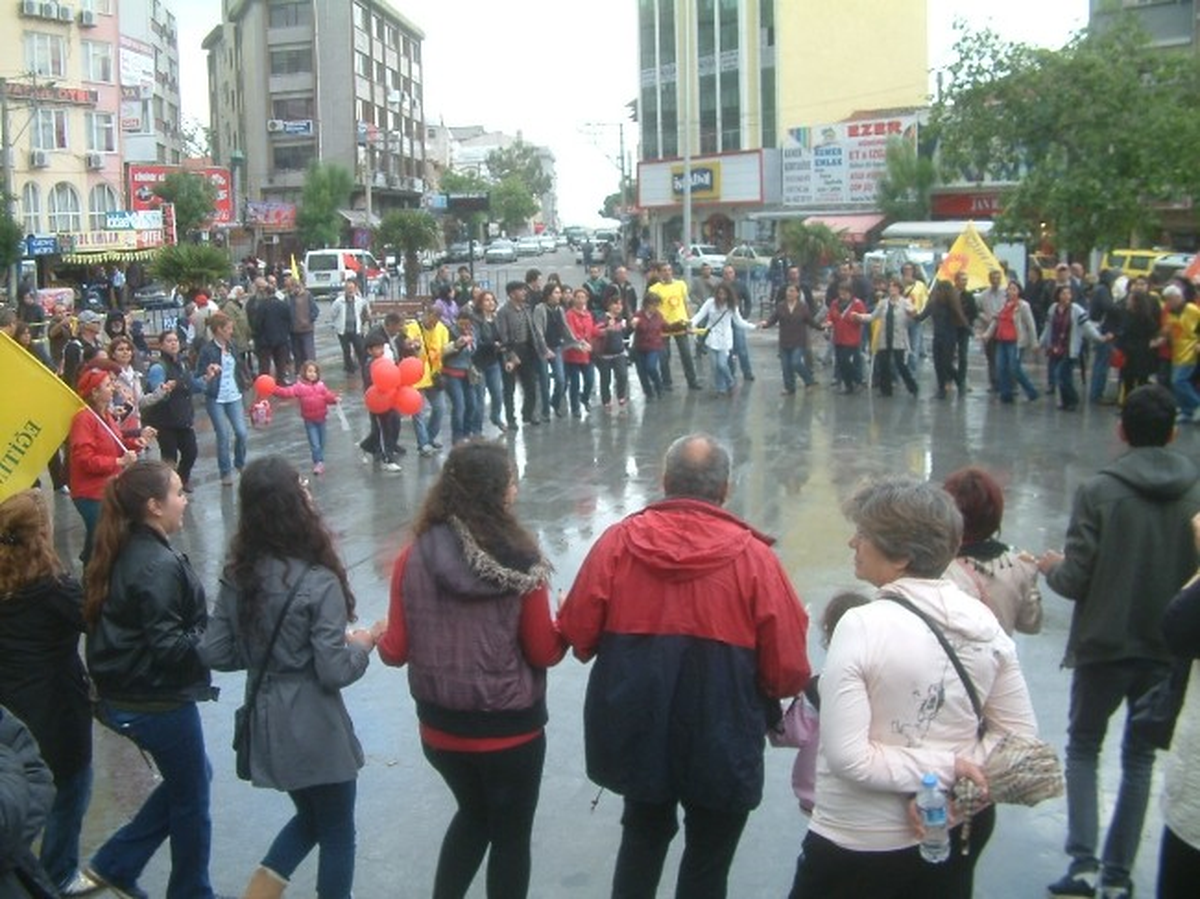 Burhaniye\'de Halaylı 1 Mayıs Kutlaması