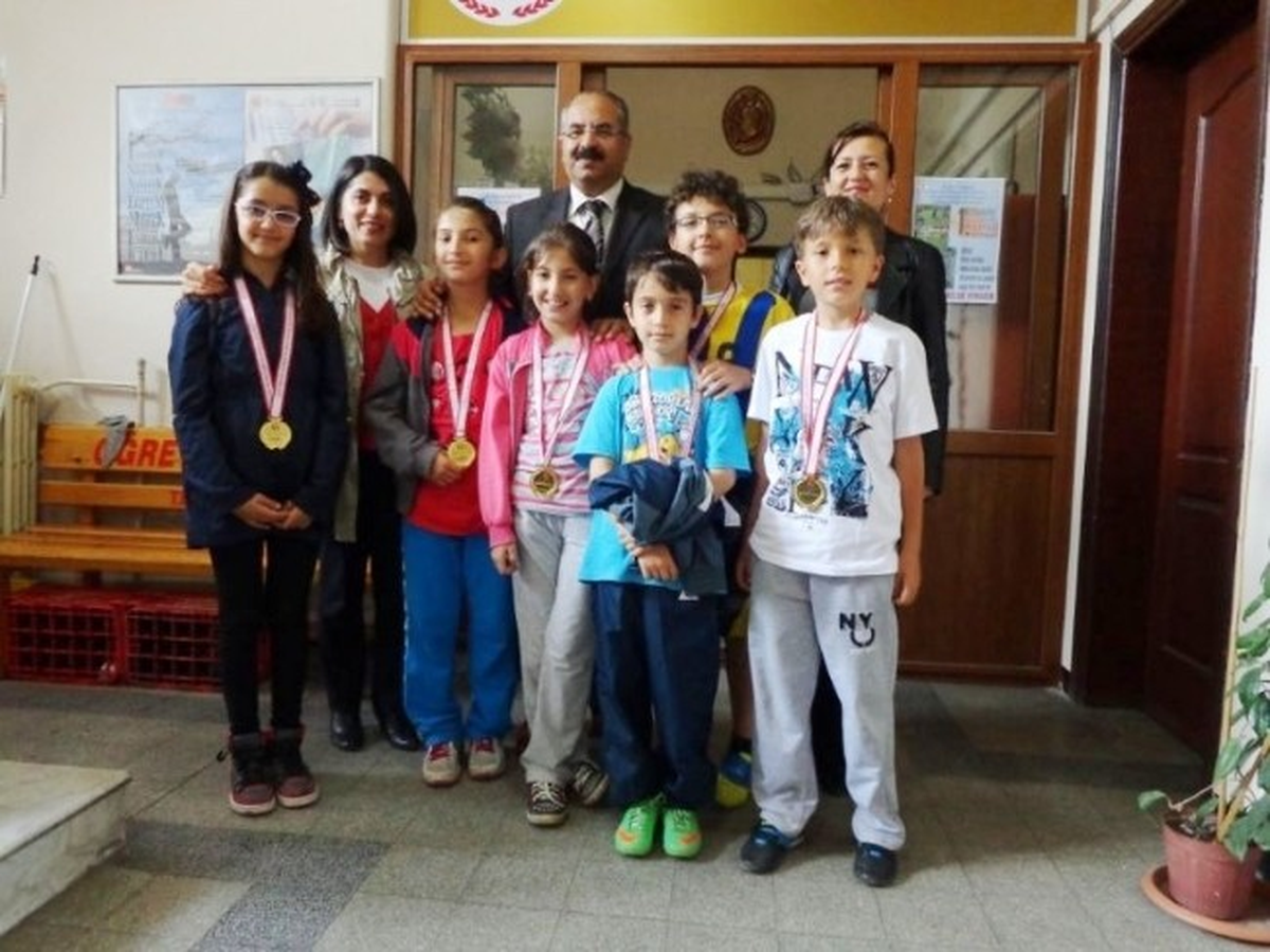 Burhaniyeli Öğrencilerin Masa Tenisi Başarısı