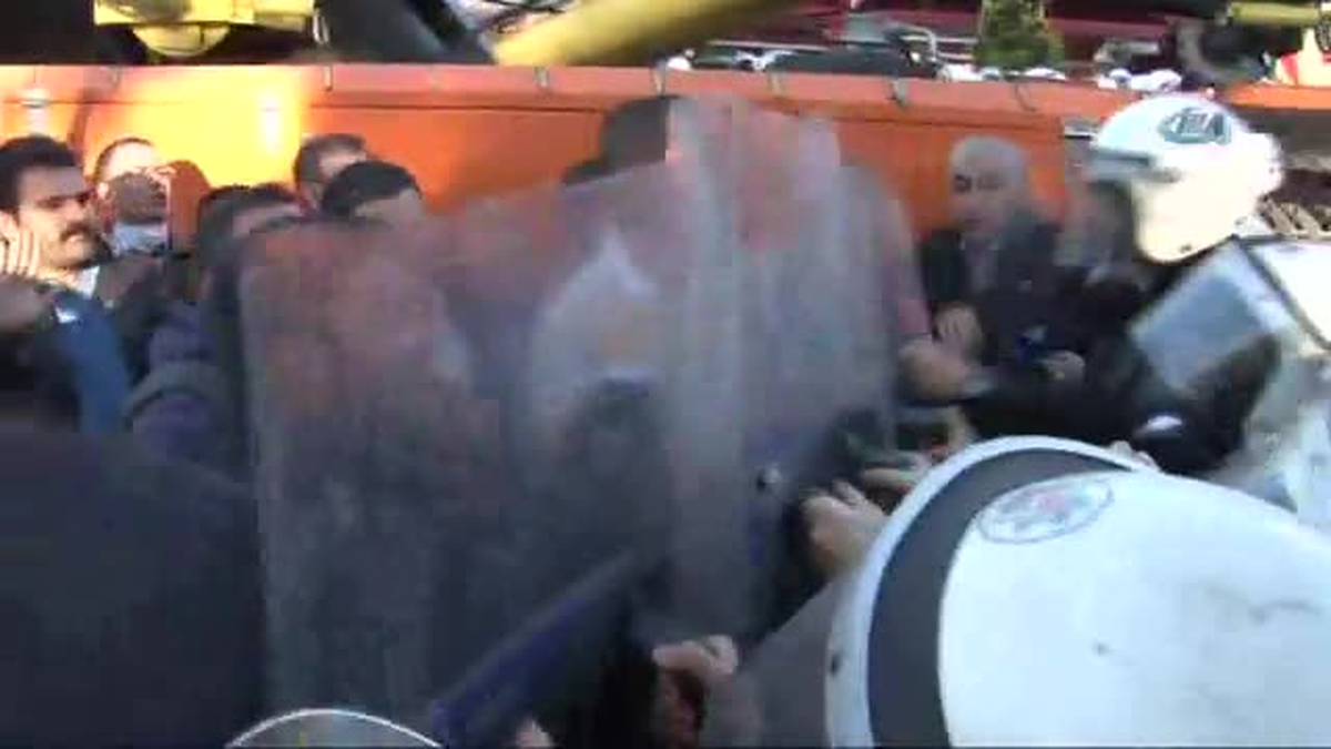 CHP\'liler ve Polis Arasında Arbede