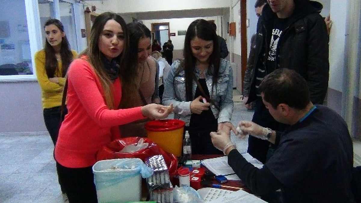 Demirci\'de Fakülte Öğrencileri Kan Bağışı İçin Birbirleriyle Yarıştı