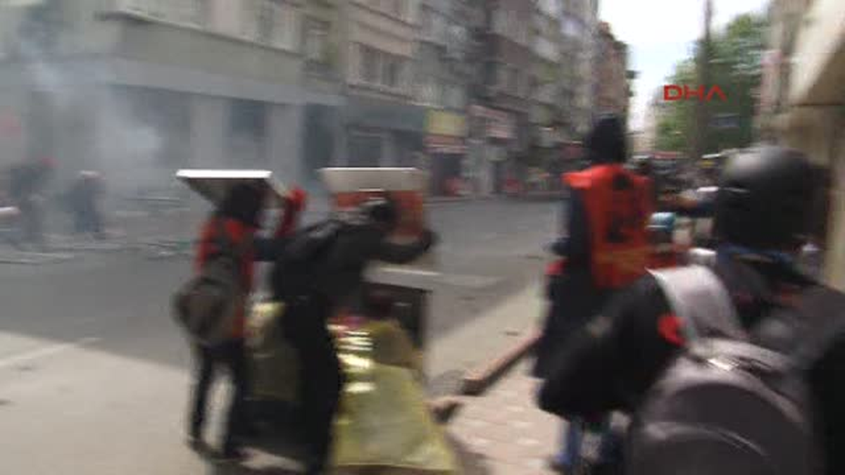 Eylemciler Polise Fişekle Ateş Etti