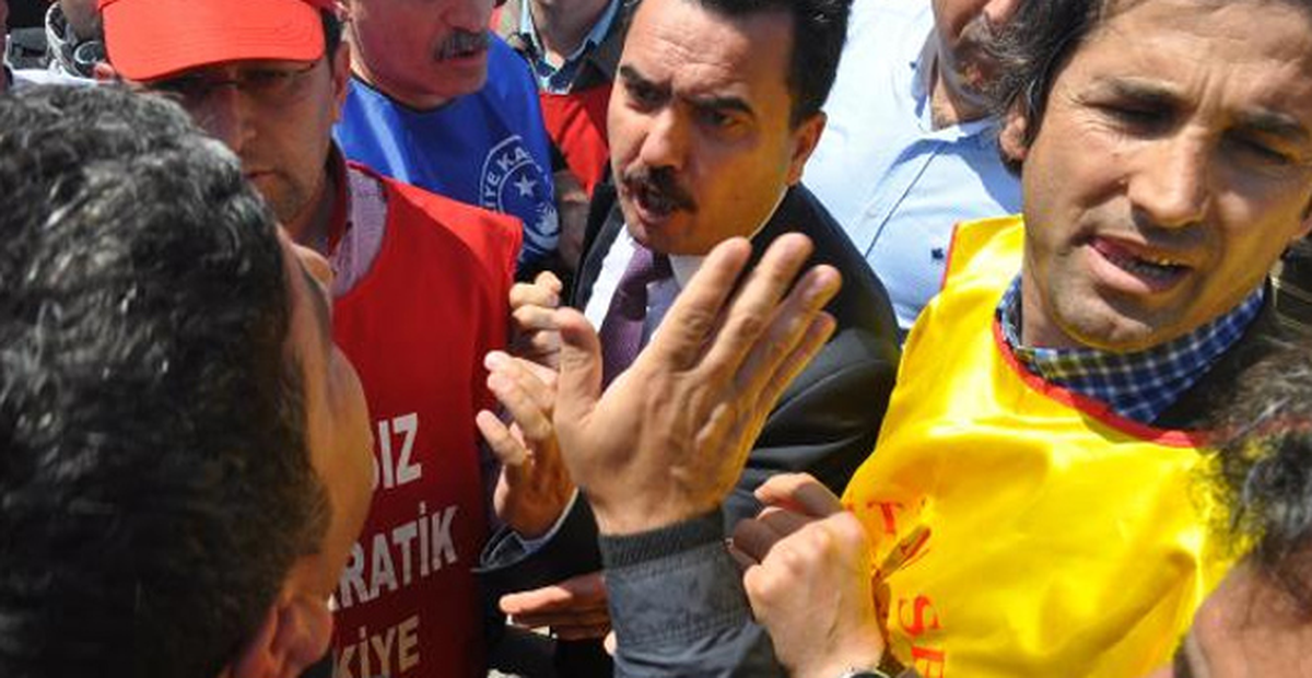 Düzce\'de HDP\'liler İstiklal Marşı\'nda Oturunca Arbede Çıktı