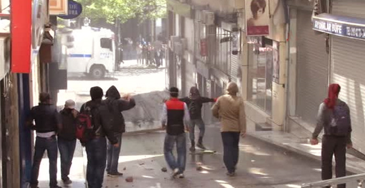 Gaz Bombalarının Arasında Halay Çektiler