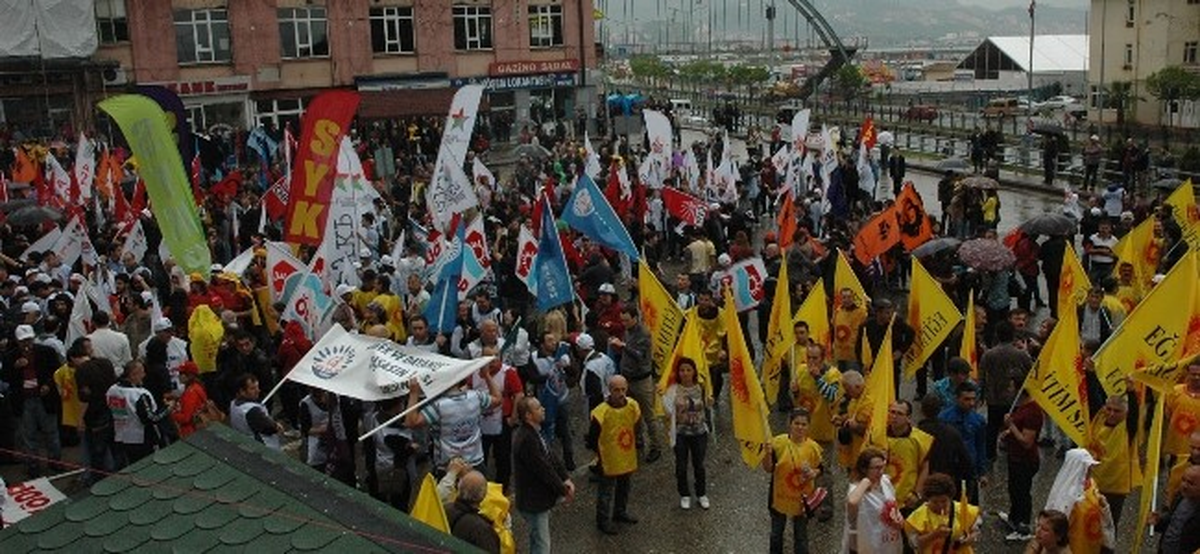 Giresun\'da Yağmur Altında 1 Mayıs Kutlaması