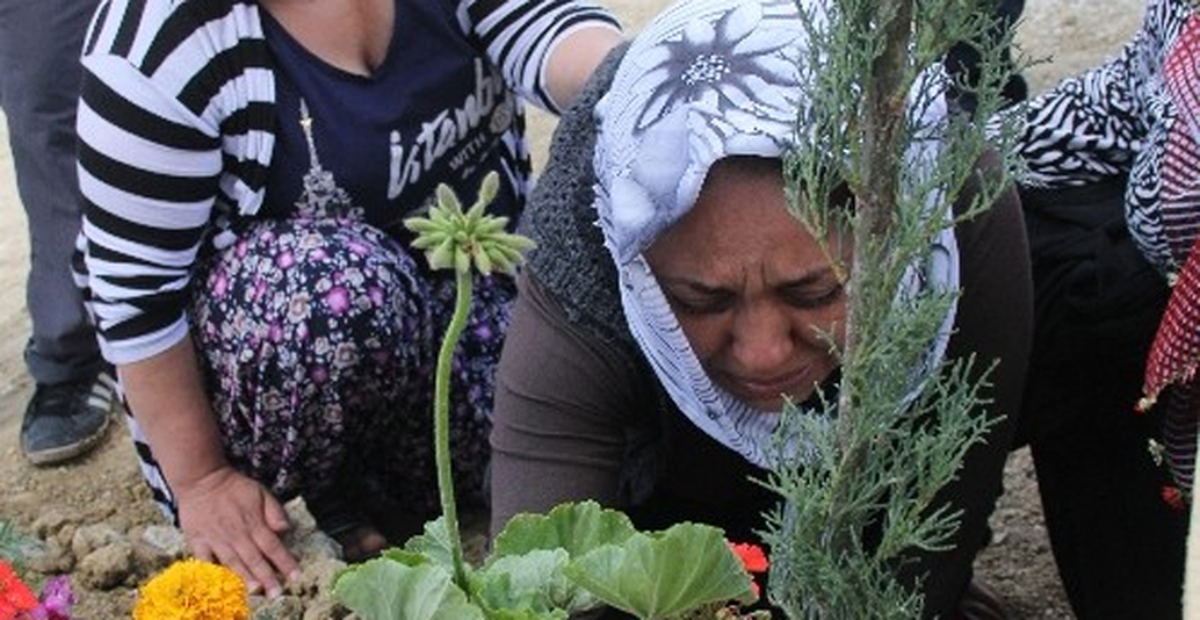 Gizem\'in Annesi Mezarına Emziklerini Getirdi
