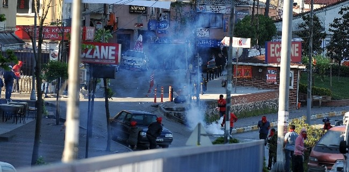Göstericiler Polise Molotof Kokteyli İle Saldırdı