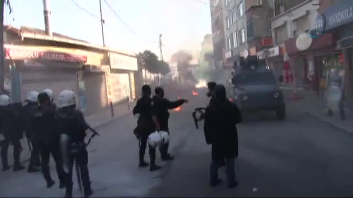 Göstericiler Polise Molotof Kokteyli ve Havai Fişekle Saldırdı