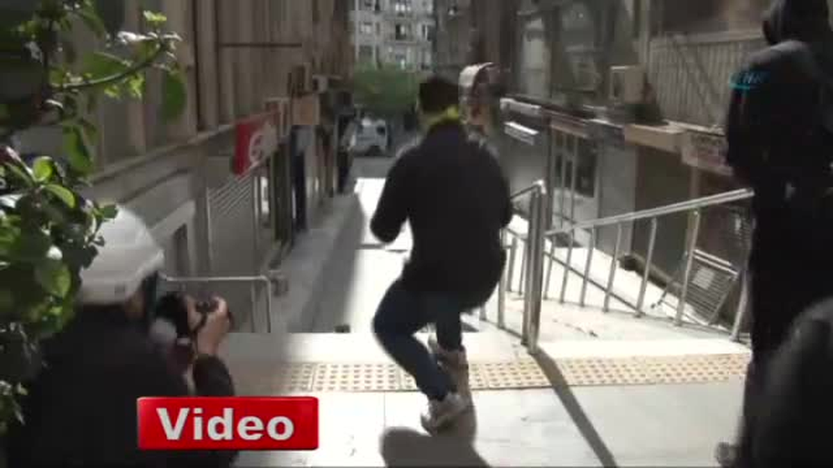 Göstericiler Polisi Taşladı