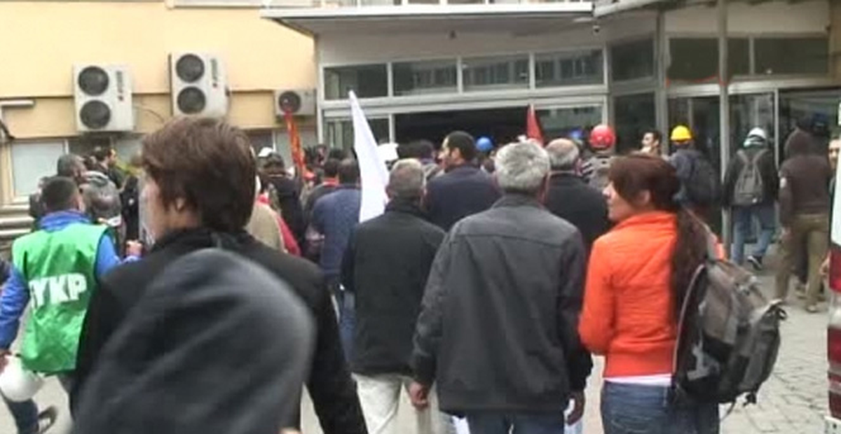 Hastane Bahçesine Kaçan Eylemcilere Polisten Uyarı