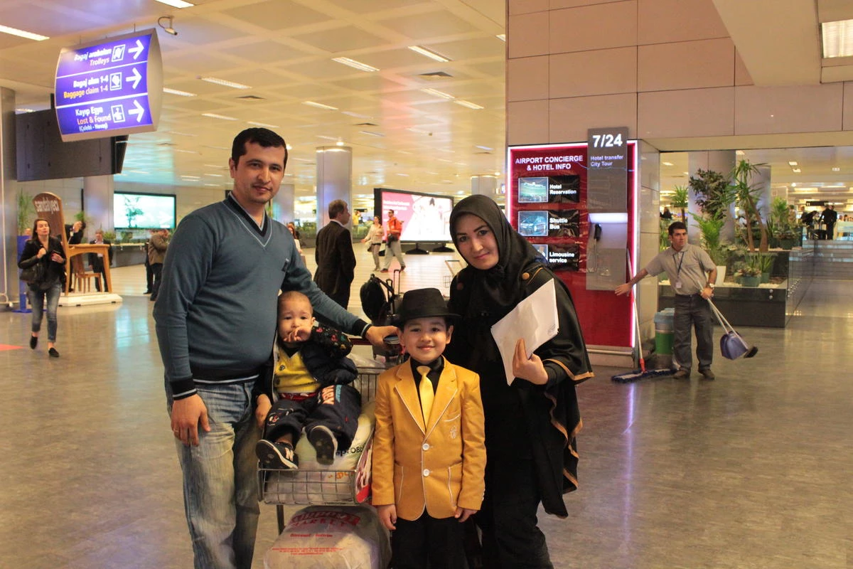 Havalimanında Bekleyen Kırgız Aile Türkiye\'ye Giriş Yaptı
