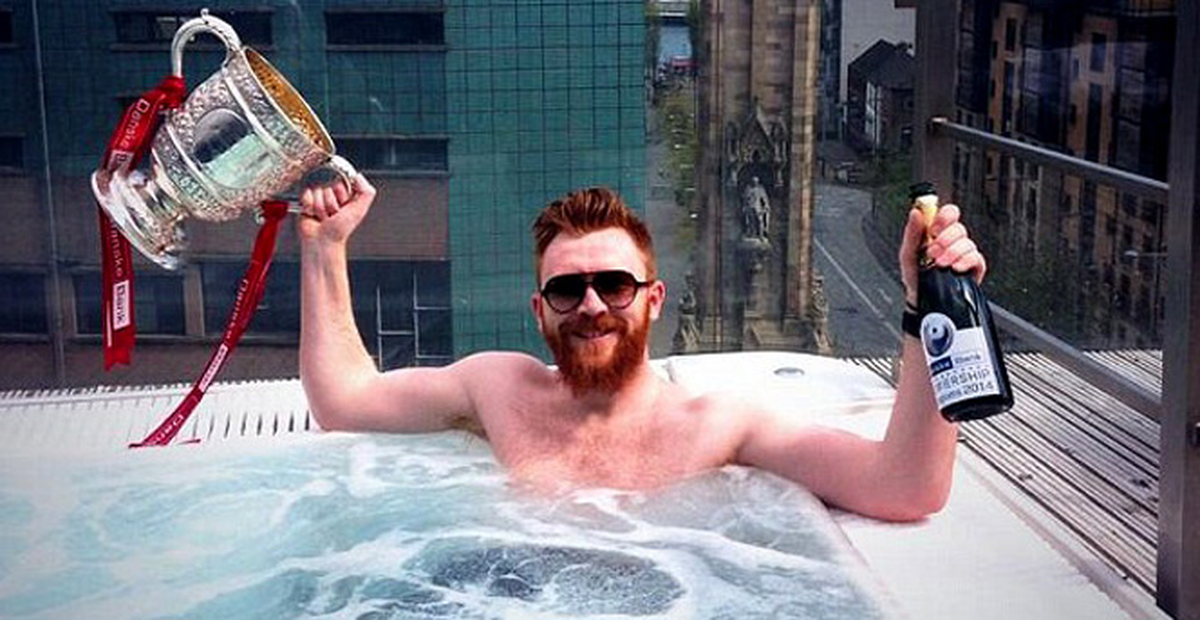İrlandalı Kaleci Conor Devlin, Şampiyonluğu Jakuzide Kutladı