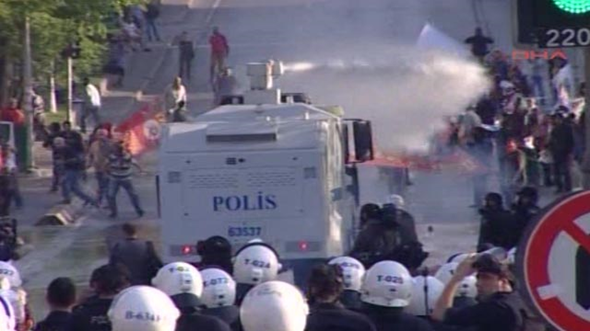 İstanbul\'daki 1 Mayıs Olayları Dünya Medyasında: Yasağa Meydan Okuyorlar