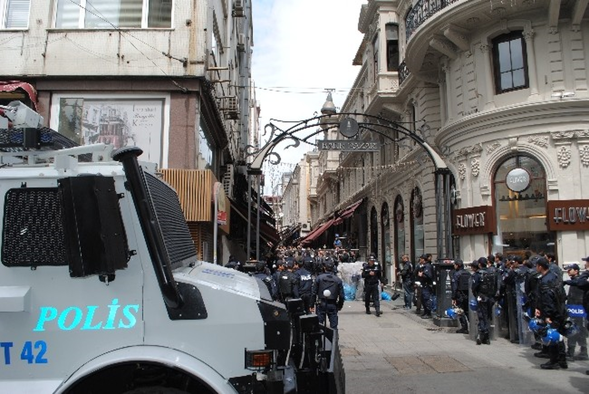 İstiklal Caddesine Çıkmaya Çalışan Gruba Müdahale