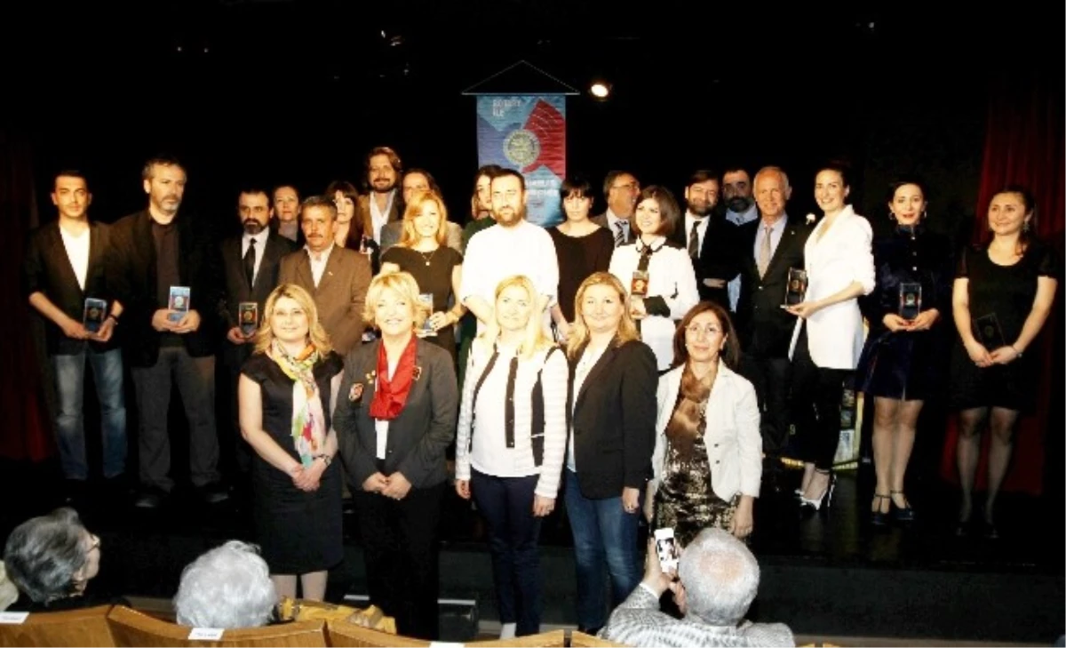 İzmir\'de İlki Düzenlenen Rotary Tiyatro Ödülleri Sahiplerini Buldu