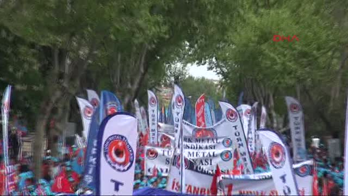 Kadıköy Meydanı\'nda Şarkılı Halaylı Kutlama