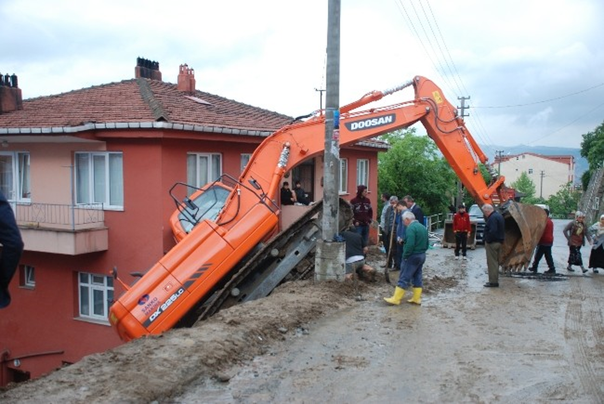Ereğli\'de İş Makinesi Eve Çarptı