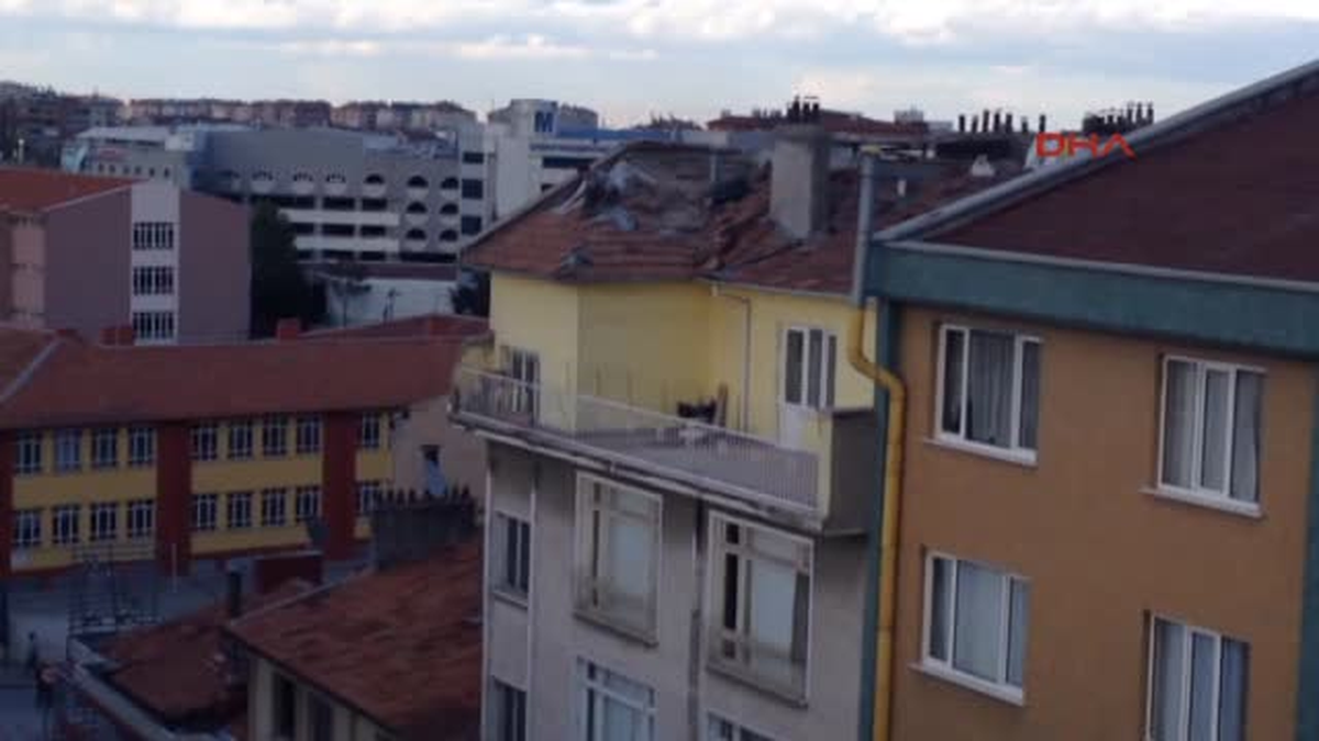 Kendisini Halatla Belinden Bağlayıp Kiremit Dizdi
