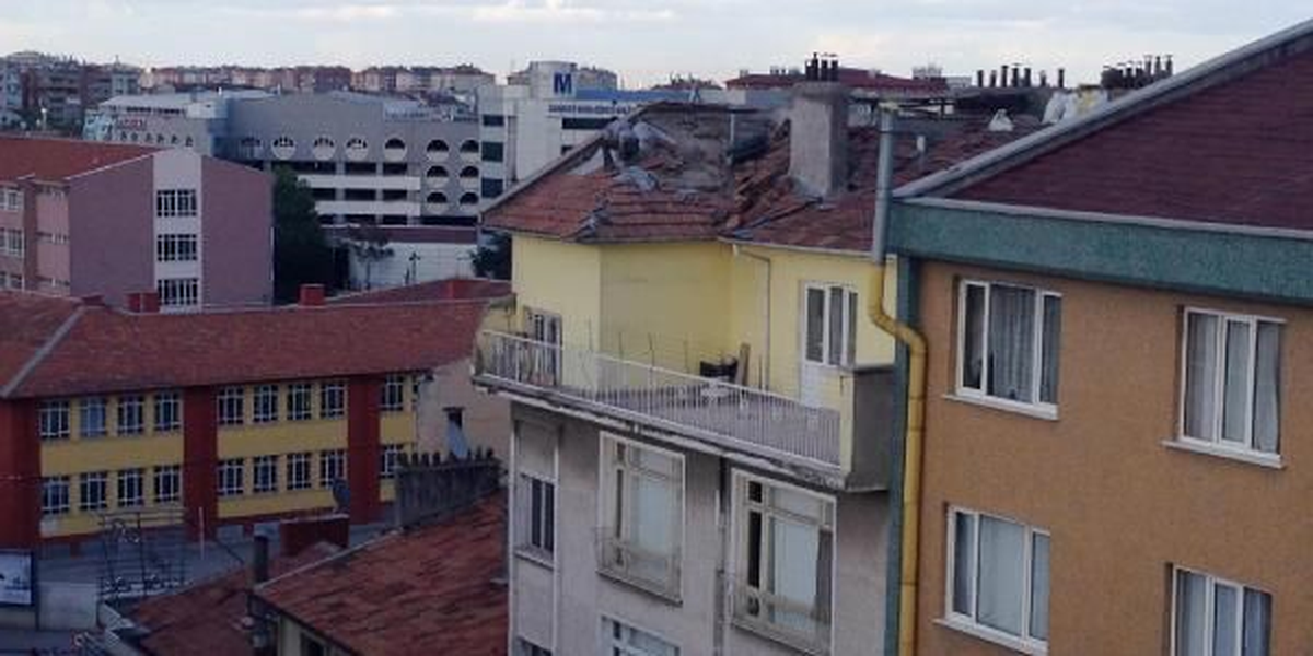 Kendisini Halatla Belinden Bağlayıp Kiremit Dizdi