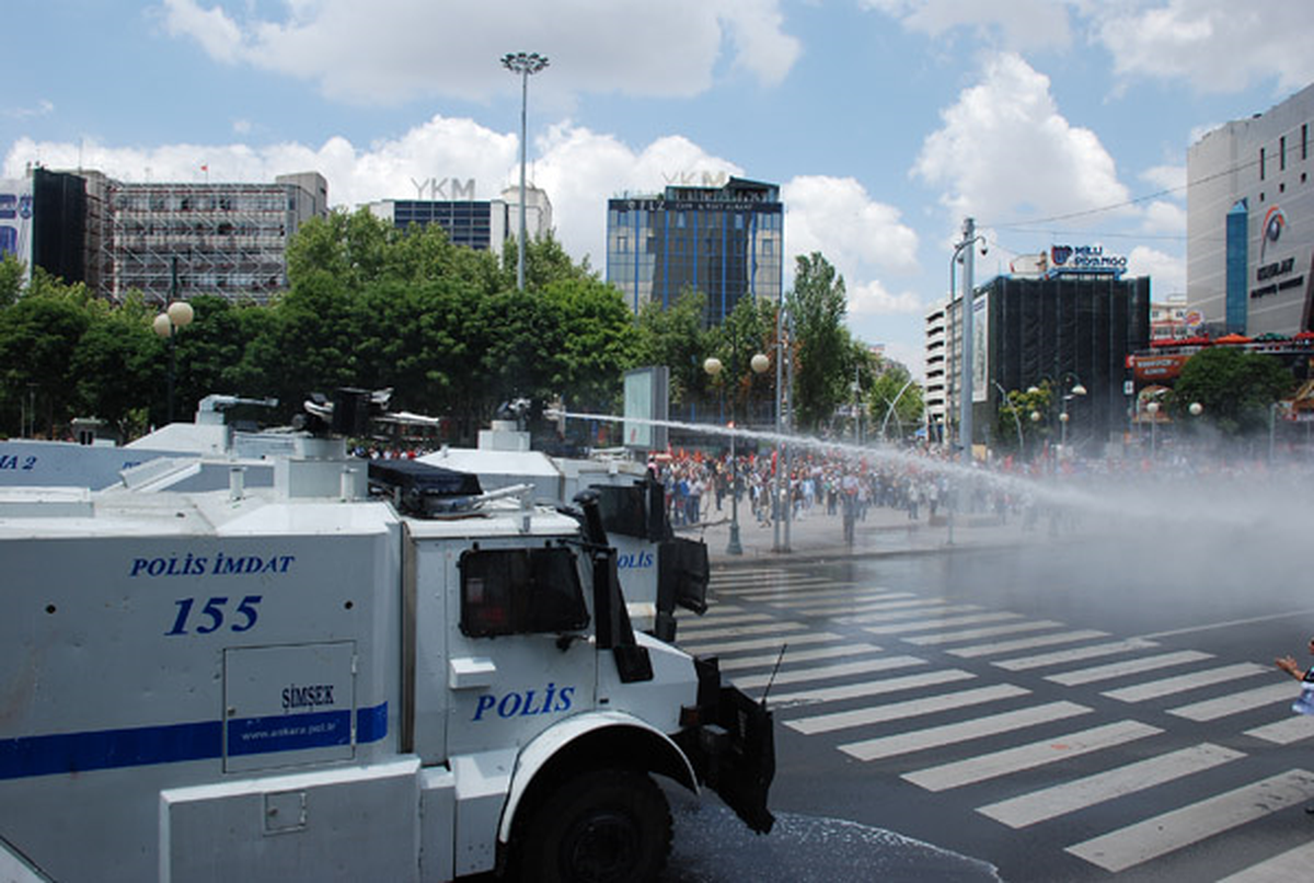 Kızılay\'a Yürümek İsteyen Gruba Polis Müdahalesi (1)