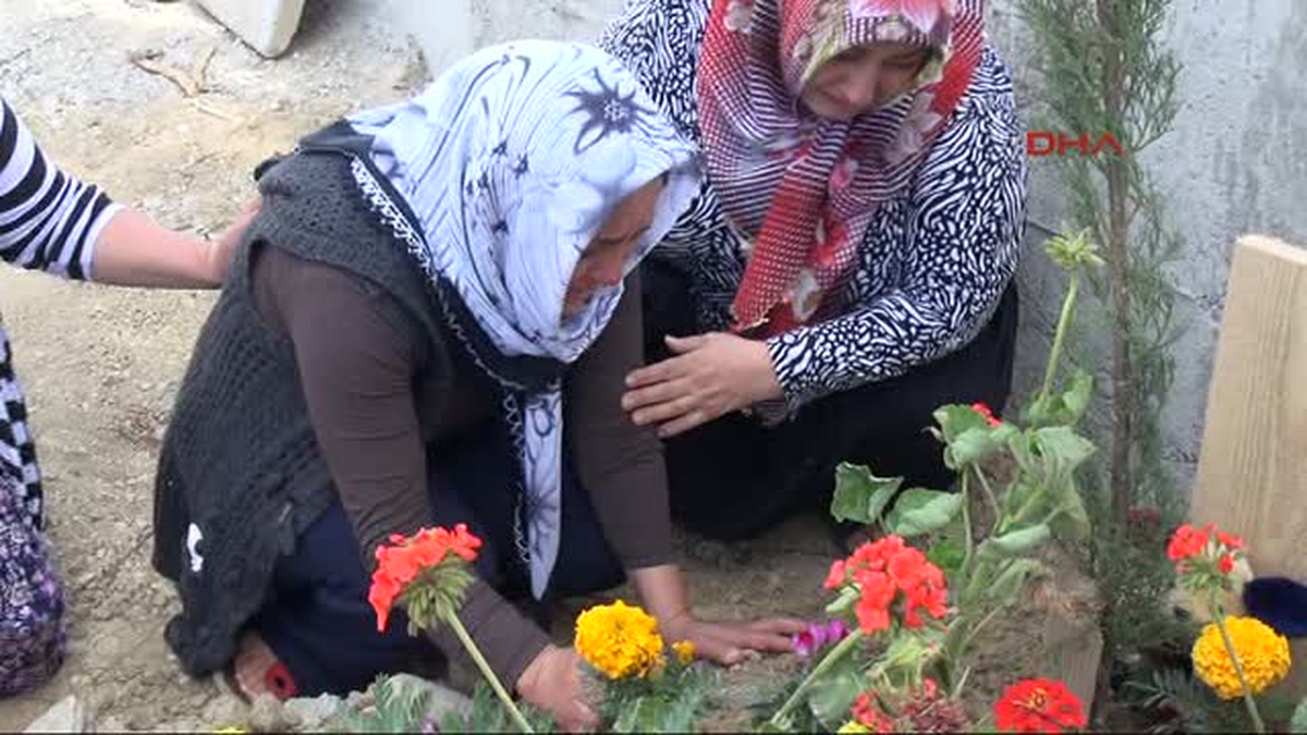 Kızının Mezarına Oyuncak Ayısını Bıraktı