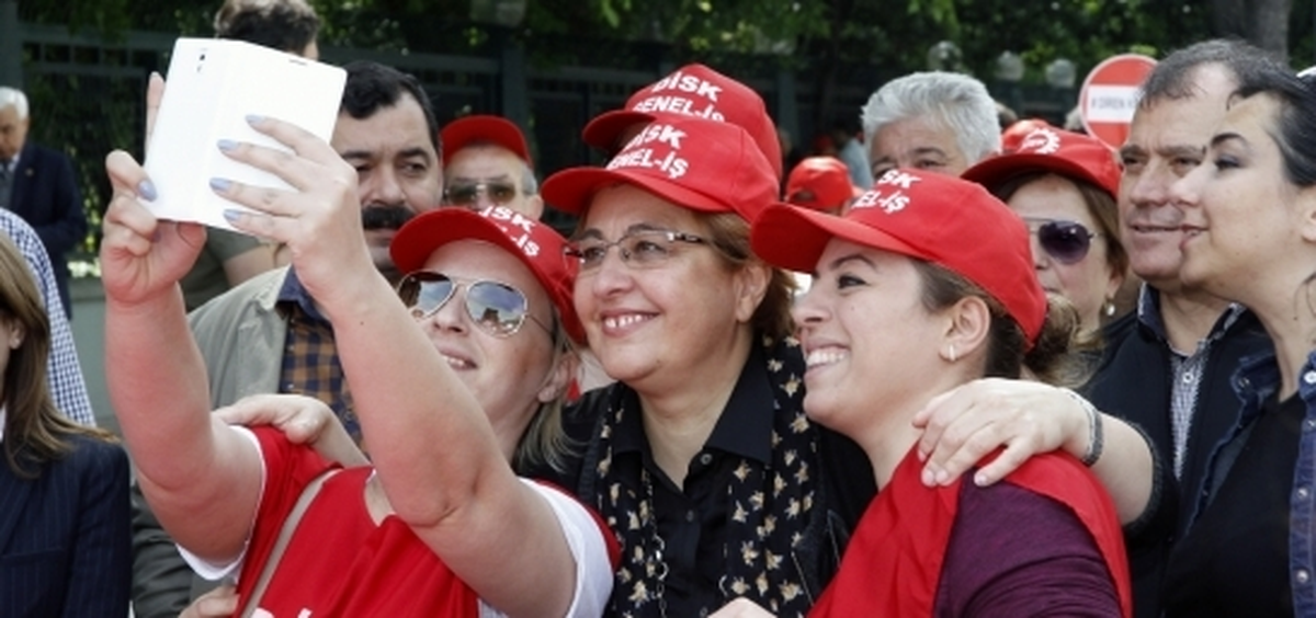 Konak Belediye Başkanı Pekdaş\'tan 1 Mayıs Selfiesi