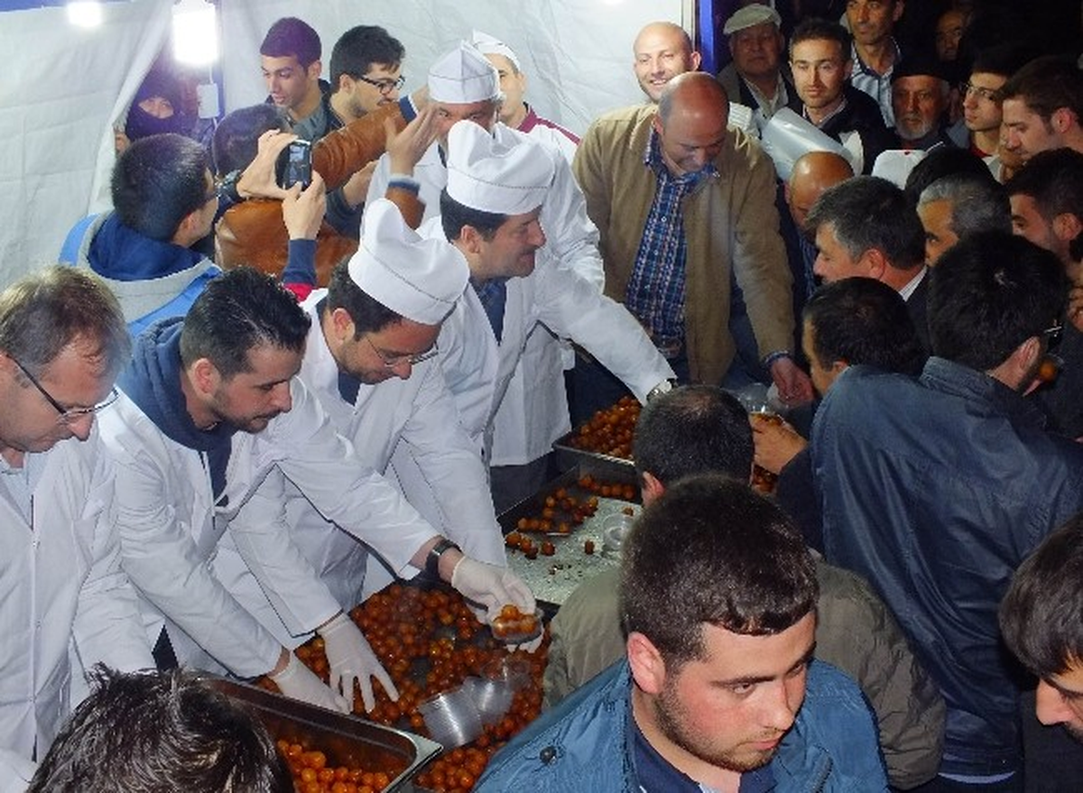 Kütahya Belediyesi\'nden Halka Lokma İkramı