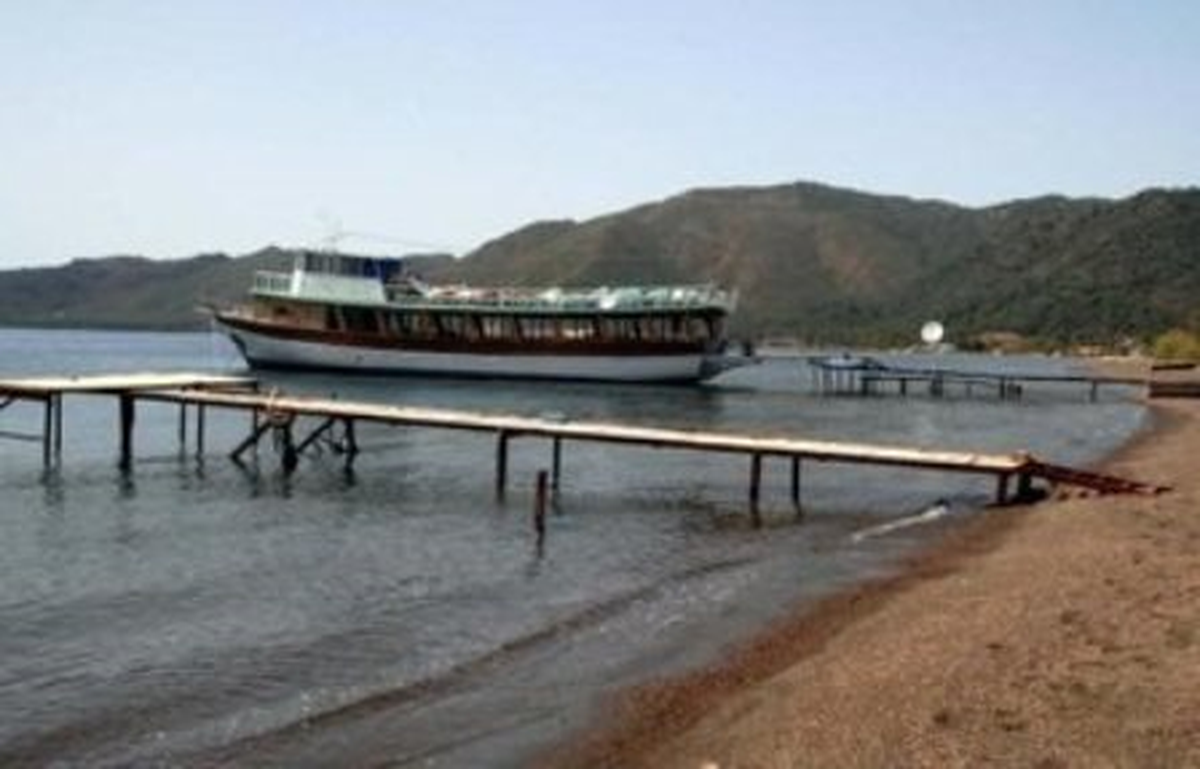 Marmaris\'te İki Kaçak İskele Yıkıldı