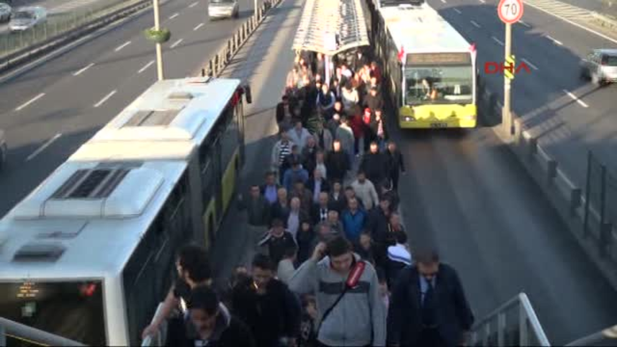 Metrobüs, Tramvay İlerlemedi, Vatandaşlar Tepki Gösterdi