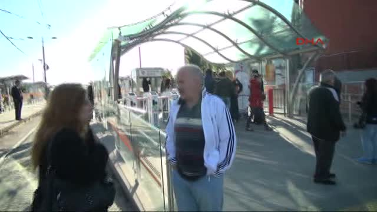 Metrobüs, Tramvay İlerlemedi Vatandaşlar Tepki Gösterdi