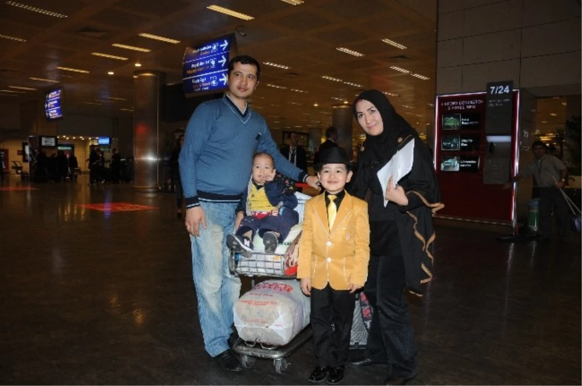 Nur Muhammed ve Ailesi, Vize Sorunu Nedeniyle Havalimanında Mahsur Kaldı