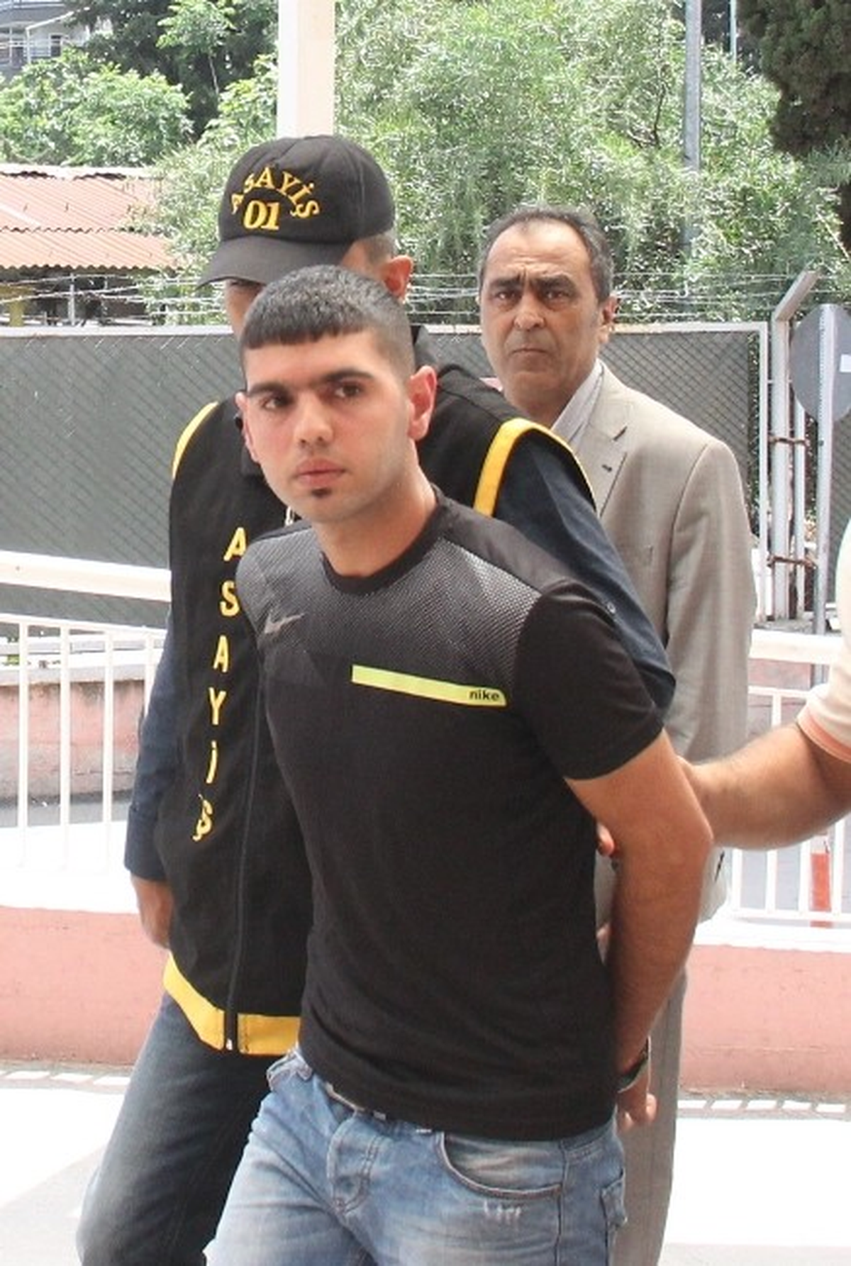 Okulu ve Müdürün Otomobilini Kundakladı
