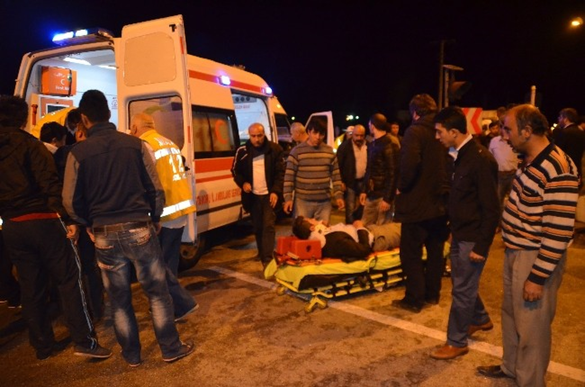 Otomobil Tırın Altına Girdi: 4 Yaralı