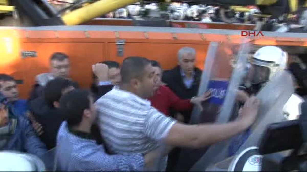 Polis CHP Otobüsünü Çekti