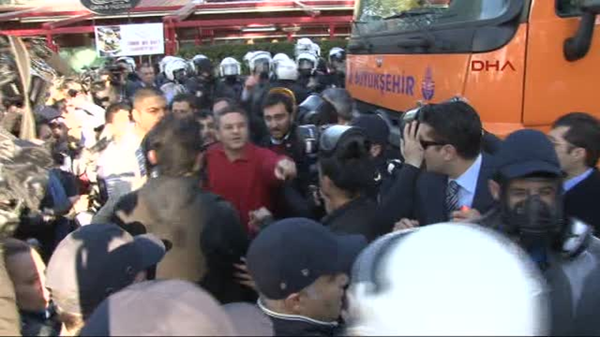 Polis CHP Otobüsünü Çekti