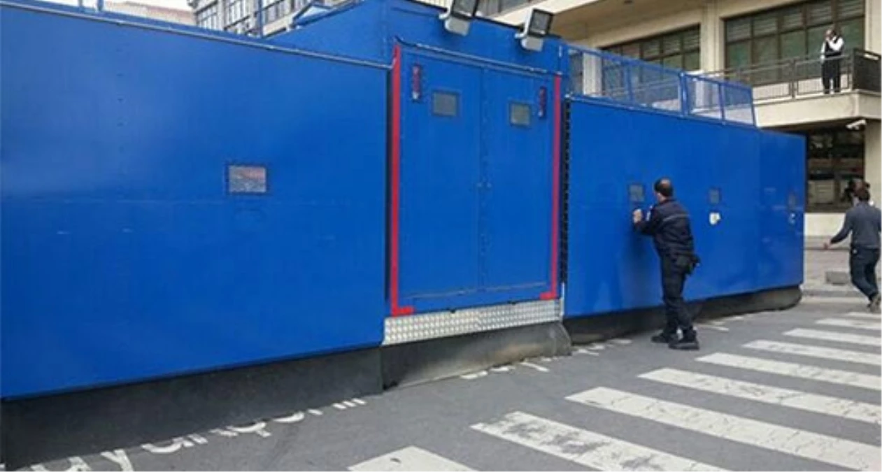 Polis Kızılay\'a Çelik Duvar Ördü