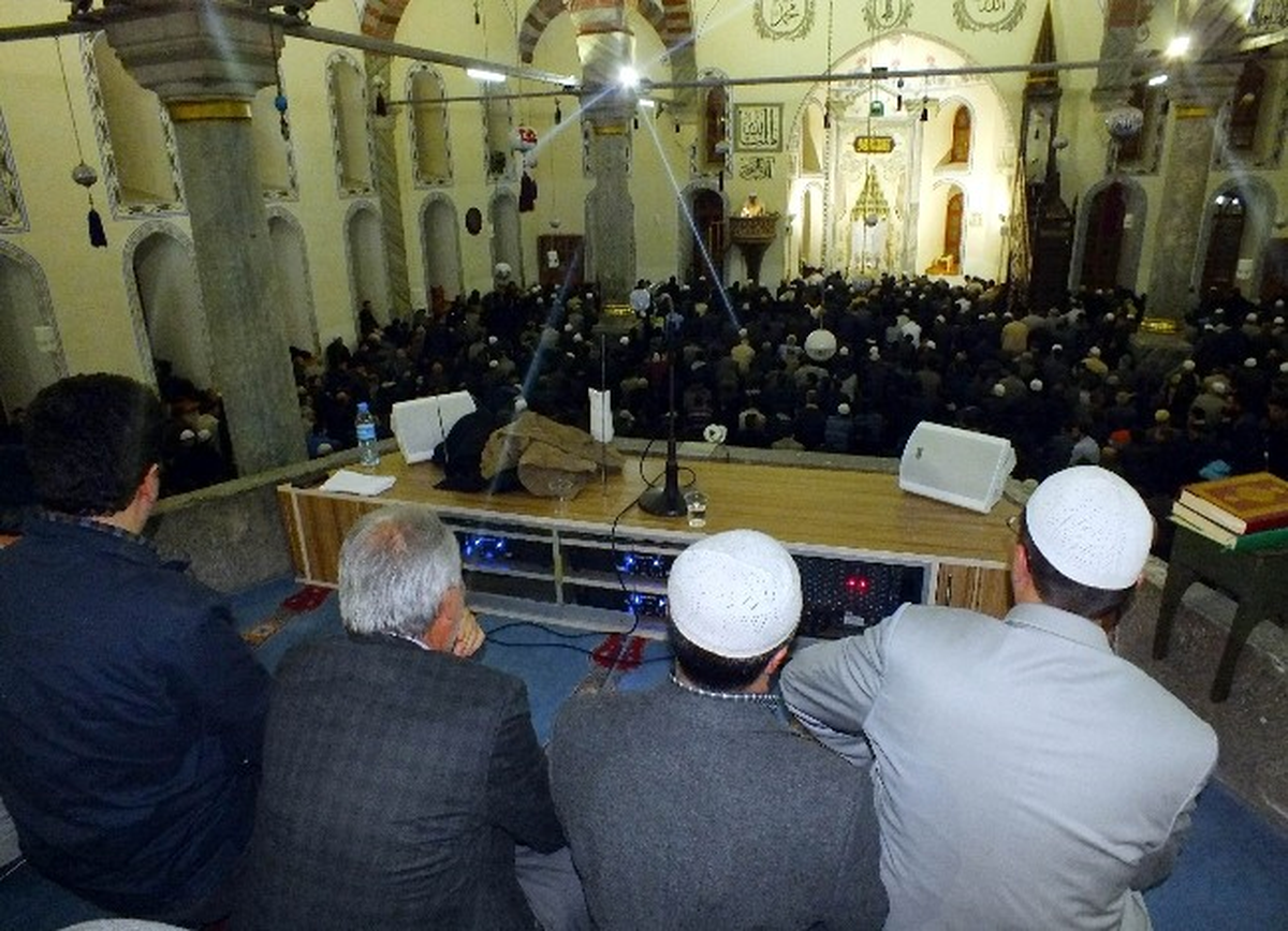 Regaib Kandili\'nde Camiler Doldu Taştı