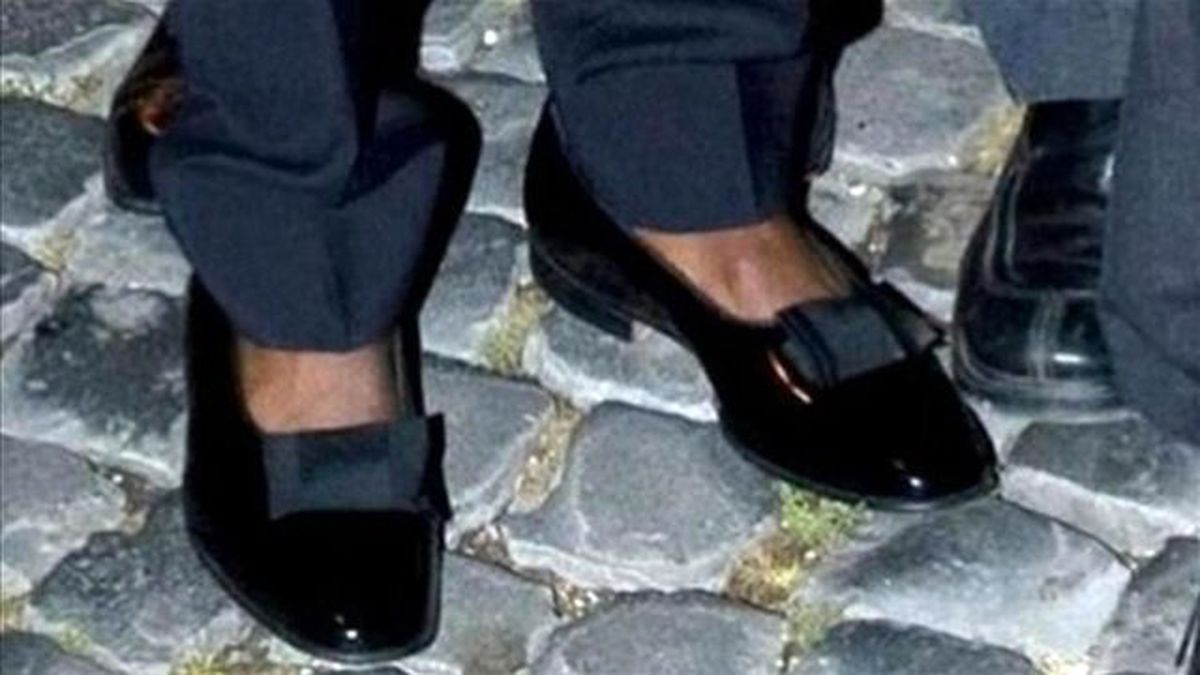 Romalı Gervinho Kadın Ayakkabısı Giydi