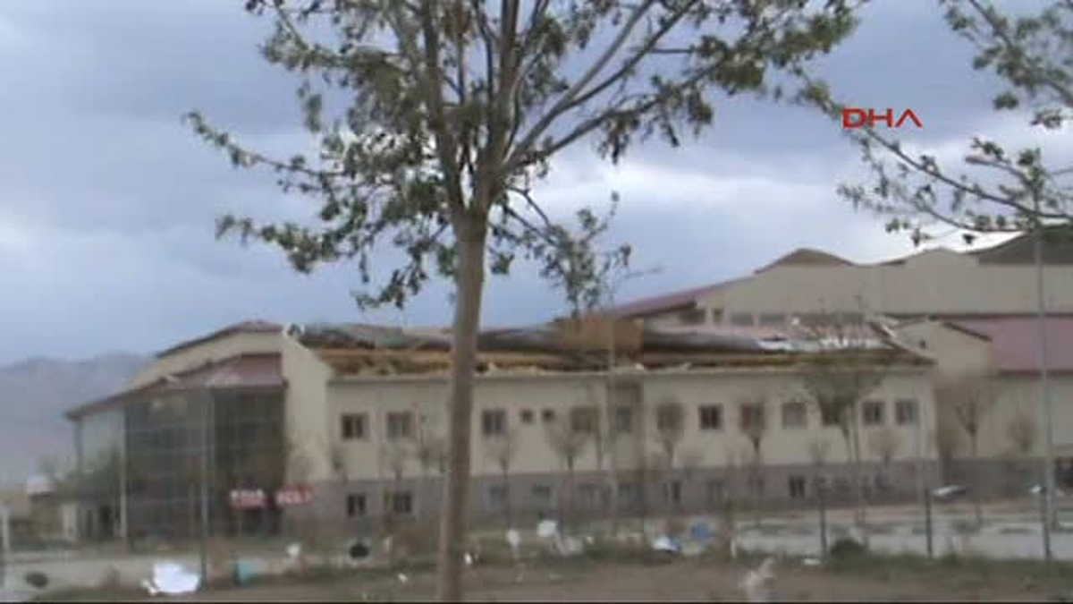 Rüzgar Hastanenin Çatısını Uçurdu