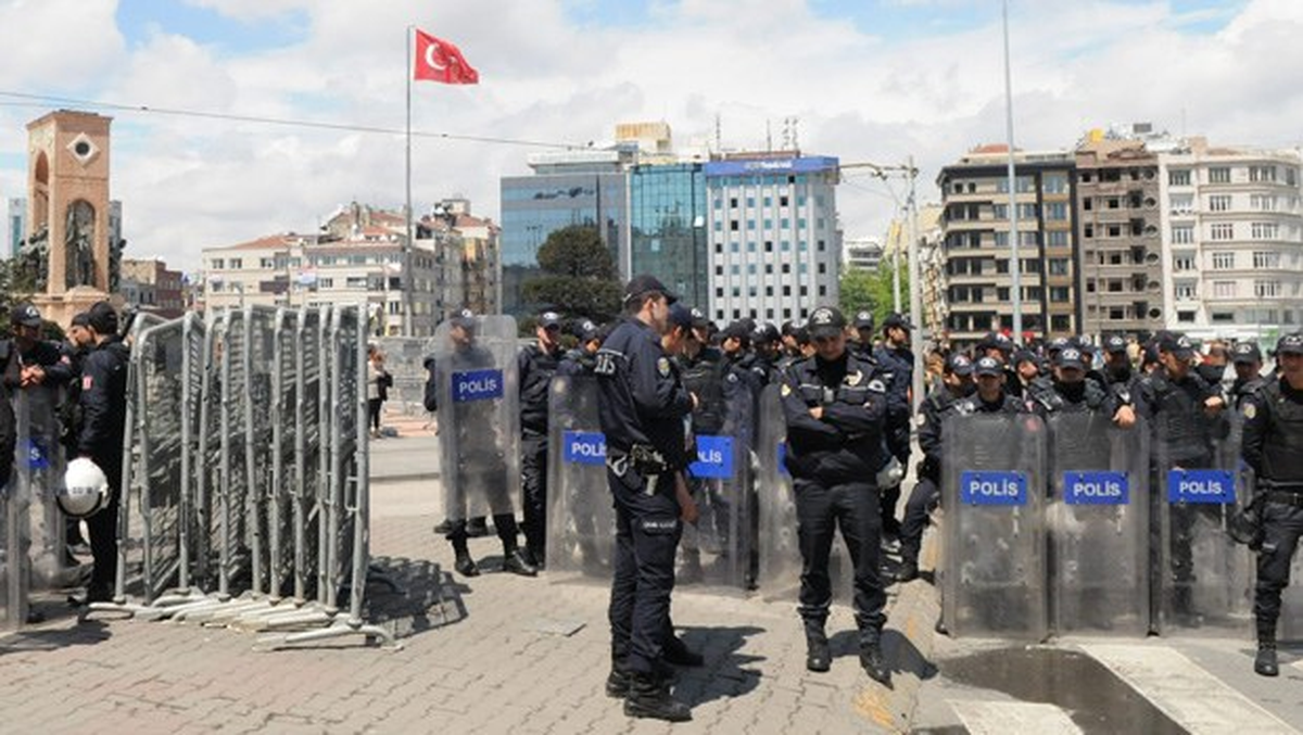 Taksim Cumhuriyet Anıtı Çevresi Kapatıldı