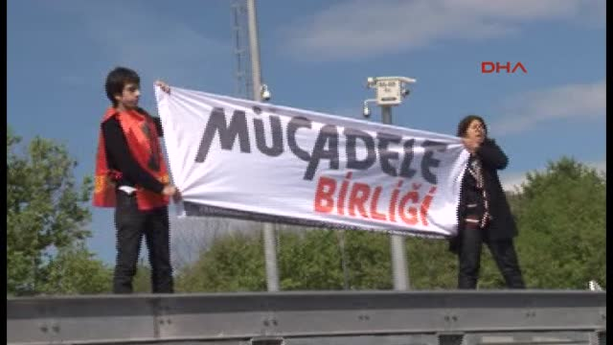 Taksim\'de Eylem Yapmak İsteyen 2 Kişi Yaka Paça Gözaltına Alındı