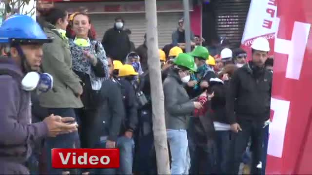 Taksim\'de Süpürgeli Çelenk Krizi