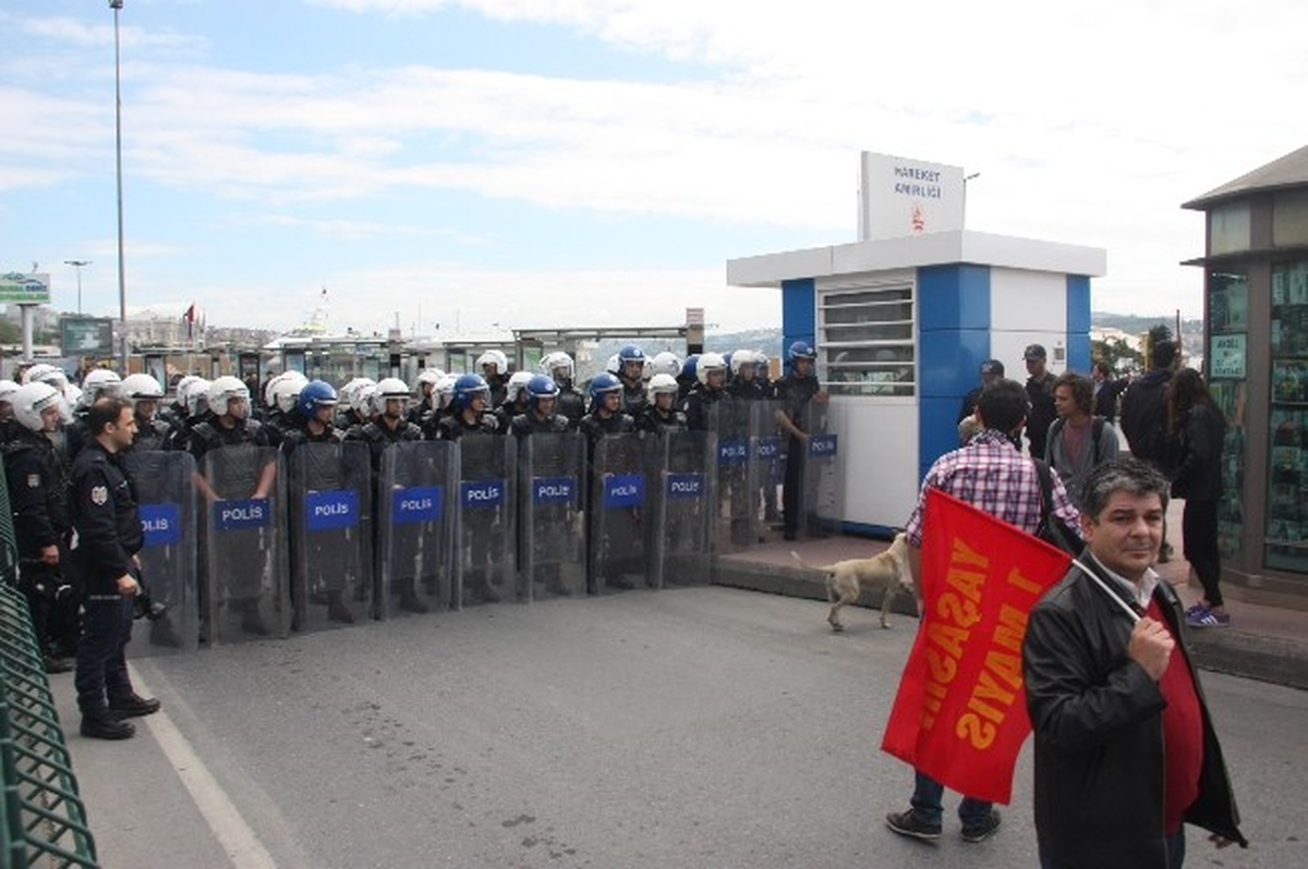 Taksim\'e Çıkmak İsteyen Gruba Polis Engeli