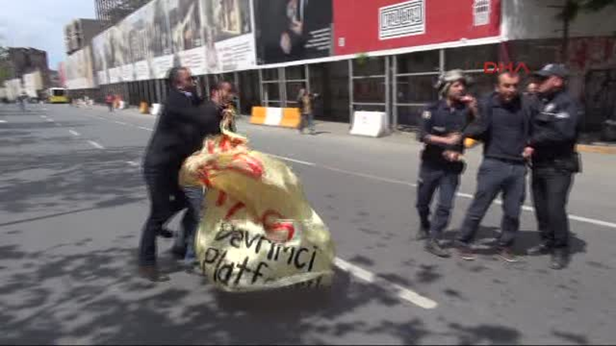 Tarlabaşı\'nda Pankart Açan 2 Kişi Yaka Paça Gözaltına Alındı