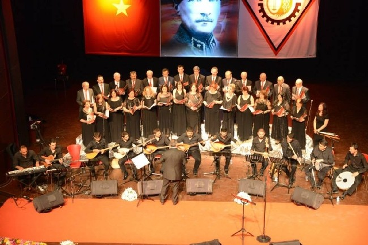 Uşak\'ta Halk Müziği Konserine Yoğun İlgi