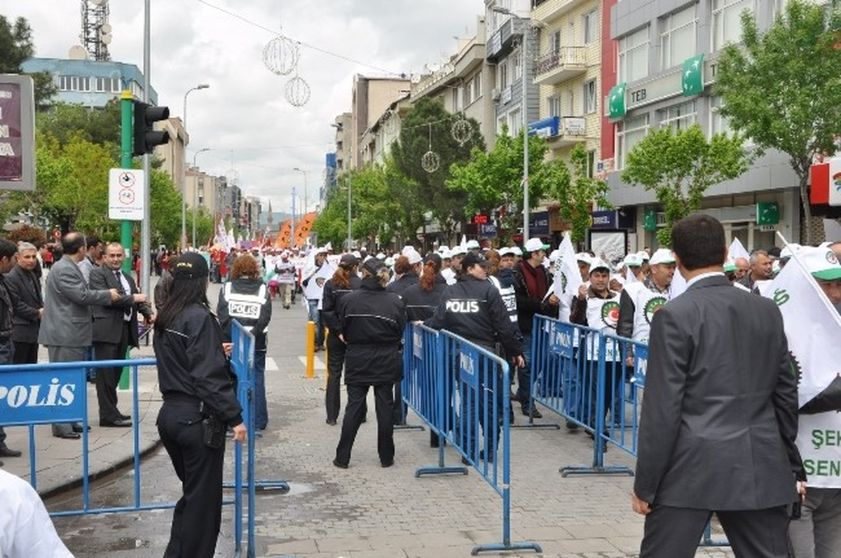Uşak\'ta Karnaval Havasında 1 Mayıs Kutlamaları