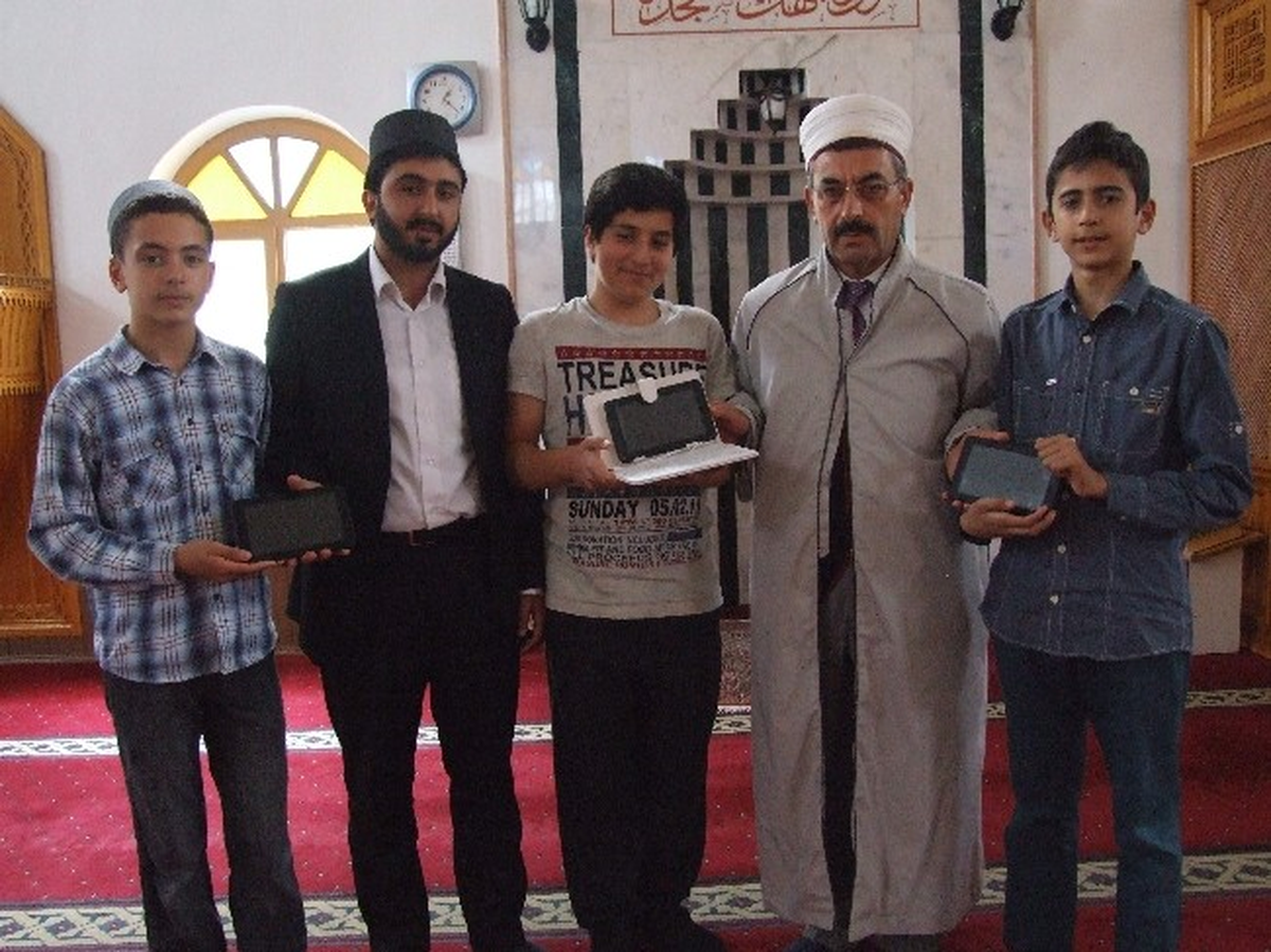 Yarışmada Dereceye Giren Gençlere Tablet Bilgisayar Hediyesi