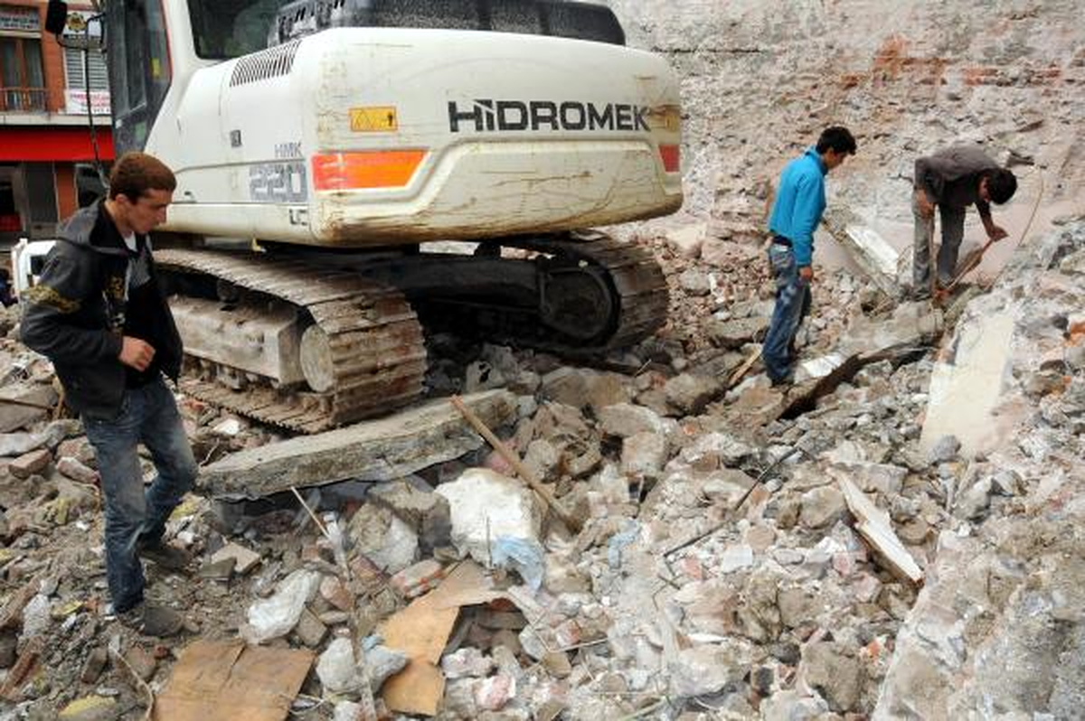 Yıkılan Binadan 150 Kilo Hurda Demir Topladılar