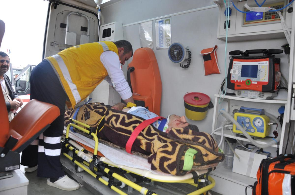 Otomobille Otobüs Çarpıştı: 1 Ölü, 2 Yaralı