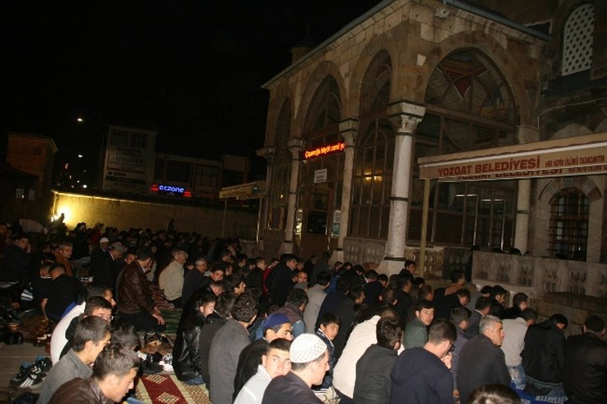 Yozgat\'ta Regaip Kandili\'nde Camiler Doldu Taştı